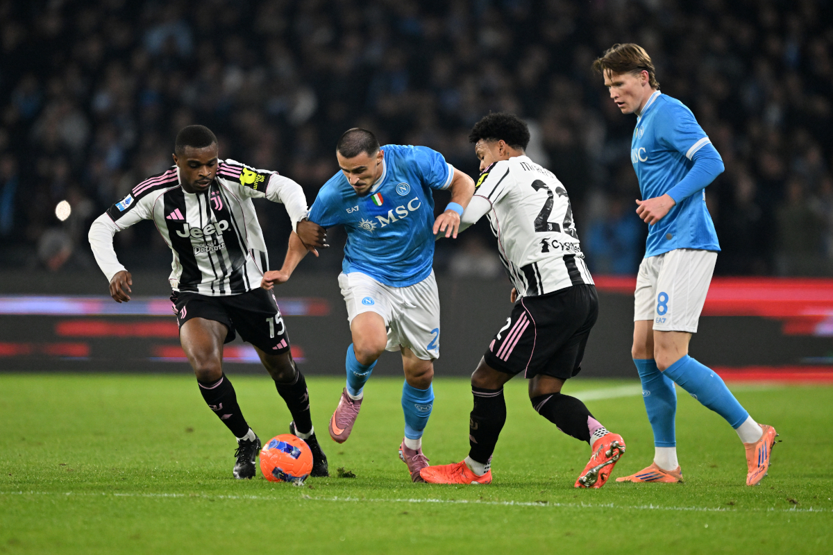 NAPLES, ITALY - DECEMBER 07: Eljif Elmas of SSC Napoli runs with the ball whilst under pressure from Pierre Kalulu and Weston McKennie of Juventus during the Serie A match between SSC Napoli and Juventus FC at Stadio Diego Armando Maradona on December 07, 2025 in Naples, Italy. (Photo by Francesco Pecoraro/Getty Images)