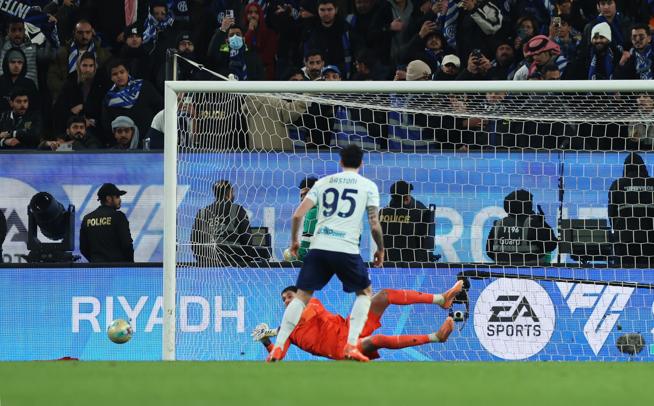 RIYADH, SAUDI ARABIA - DECEMBER 19: Federico Ravaglia of Bologna FC 1909 saves a penalty kick from Alessandro Bastoni of Internazionale in the penalty shootout during the Supercoppa Italiana semifinal match between Bologna FC 1909 and FC Internazionale at King Saud University Stadium on December 19, 2025 in Riyadh, Saudi Arabia. (Photo by Yasser Bakhsh/Getty Images)