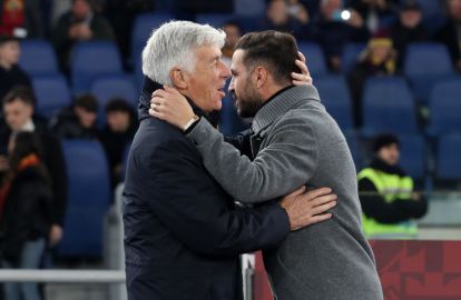 ROME, ITALY - DECEMBER 15: Gian Piero Gasperini, Head Coach of AS Roma, hugs Cesc Fabregas, Head Coach of Como 1907, prior to the Serie A match between AS Roma and Como 1907 at Stadio Olimpico on December 15, 2025 in Rome, Italy. (Photo by Paolo Bruno/Getty Images)