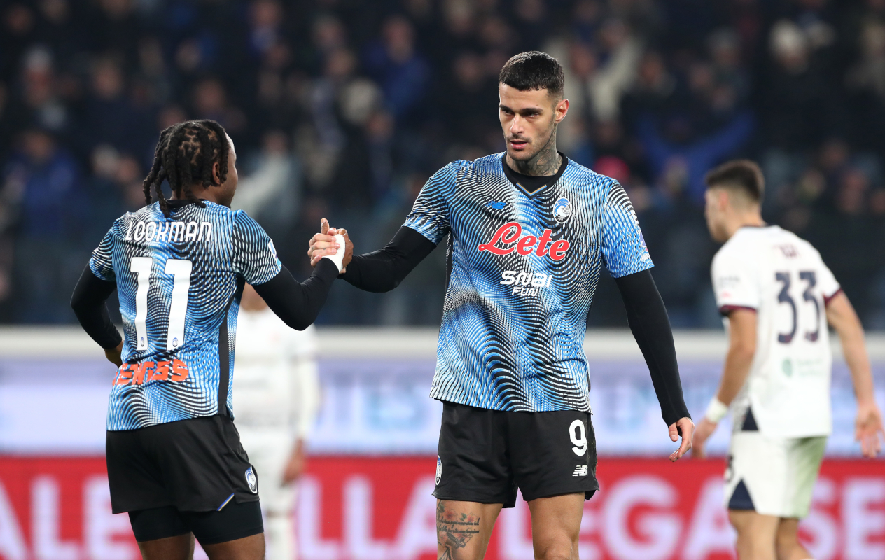 BERGAMO, ITALY - DECEMBER 13: Gianluca Scamacca of Atalanta (R) celebrates scoring his team's second goal with teammate Ademola Lookman (L) during the Serie A match between Atalanta BC and Cagliari Calcio at Gewiss Stadium on December 13, 2025 in Bergamo, Italy. (Photo by Marco Luzzani/Getty Images)