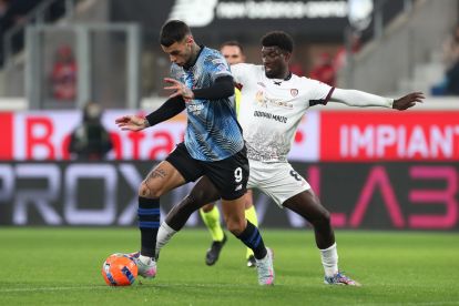 BERGAMO, ITALY - DECEMBER 13: Gianluca Scamacca of Atalanta is challenged by Michel Ndary Adopo of Cagliari during the Serie A match between Atalanta BC and Cagliari Calcio at Gewiss Stadium on December 13, 2025 in Bergamo, Italy. (Photo by Marco Luzzani/Getty Images)