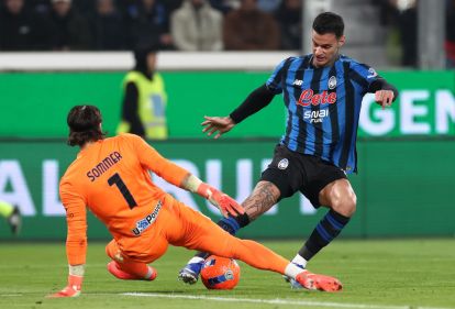 BERGAMO, ITALY - DECEMBER 28: Gianluca Scamacca of Atalanta BC is challenged by Yann Sommer of FC Internazionale during the Serie A match between Atalanta BC and FC Internazionale at New Balance Arena on December 28, 2025 in Bergamo, Italy. (Photo by Marco Luzzani/Getty Images)