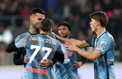 BERGAMO, ITALY - DECEMBER 13: Gianluca Scamacca of Atalanta (L) celebrates scoring his team's first goal with teammates Davide Zappacosta (C) and Charles De Ketelaere (R) during the Serie A match between Atalanta BC and Cagliari Calcio at Gewiss Stadium on December 13, 2025 in Bergamo, Italy. (Photo by Marco Luzzani/Getty Images)