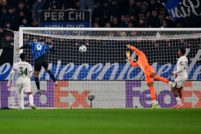 BERGAMO, ITALY - DECEMBER 09: Gianluca Scamacca of Atalanta BC heads the ball to score his team's first goal past goalkeeper Robert Sánchez of Chelsea during the UEFA Champions League 2025/26 League Phase MD6 match between Atalanta BC and Chelsea FC at Stadio di Bergamo on December 09, 2025 in Bergamo, Italy. (Photo by Alessandro Sabattini/Getty Images)