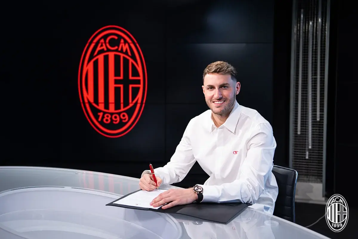 Official: Santiago Gimenez signs his Milan contract after joining in a permanent transfer from Feyenoord (picture via www.acmilan.com)