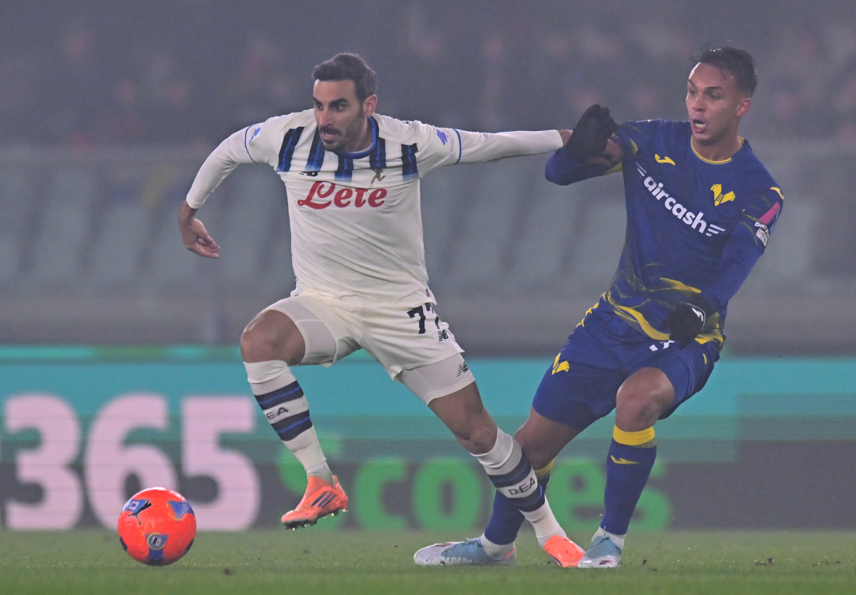 VERONA, ITALY - DECEMBER 06: Davide Zappacosta of Atalanta holds off Giovane of Hellas Verona during the Serie A match between Hellas Verona FC and Atalanta BC at Stadio Marcantonio Bentegodi on December 06, 2025 in Verona, Italy. (Photo by Alessandro Sabattini/Getty Images)