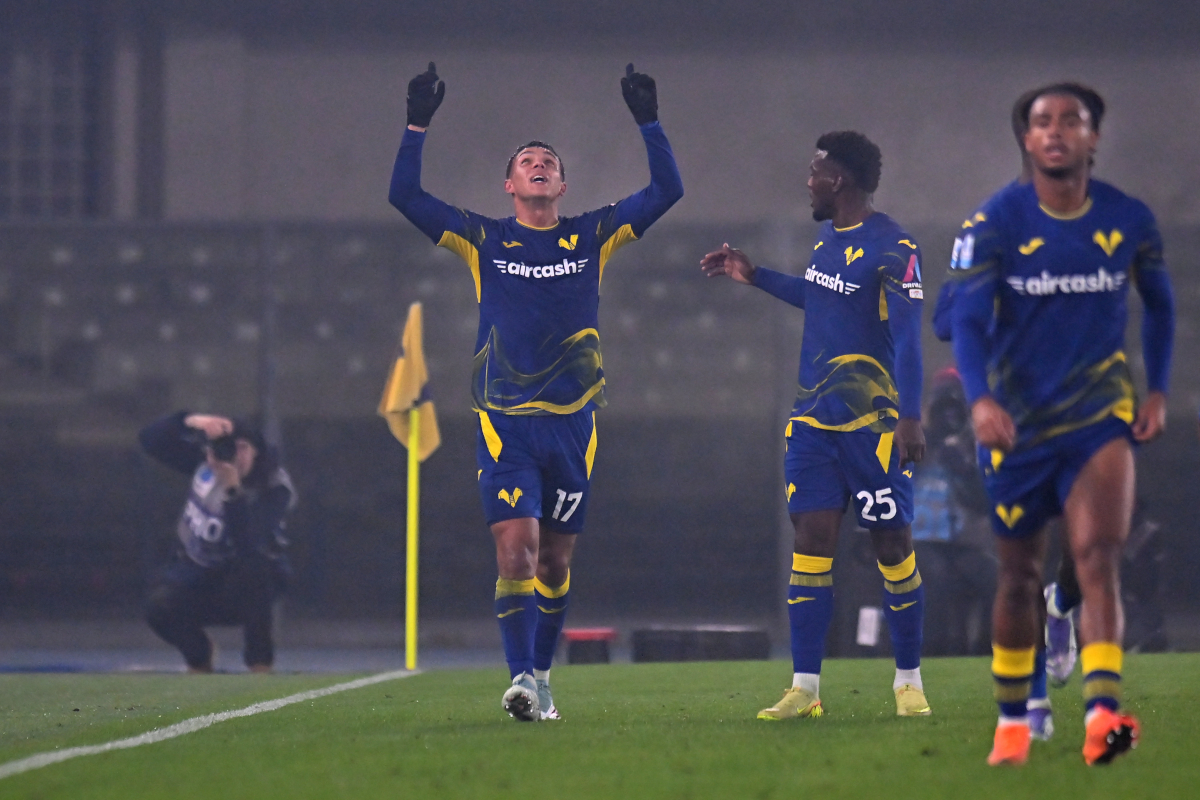 VERONA, ITALY - DECEMBER 06: Giovane of Hellas Verona celebrates scoring his team's second goal with teammates during the Serie A match between Hellas Verona FC and Atalanta BC at Stadio Marcantonio Bentegodi on December 06, 2025 in Verona, Italy. (Photo by Alessandro Sabattini/Getty Images)