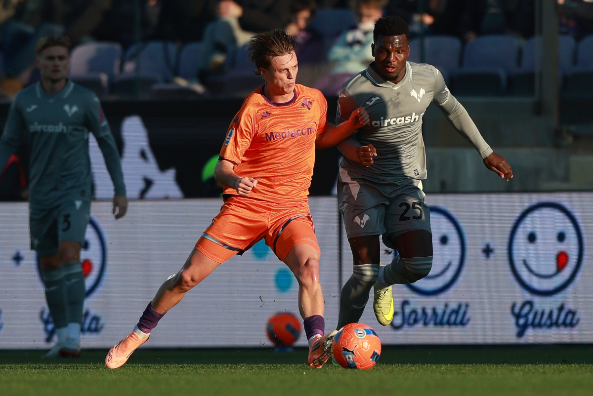 FLORENCE, ITALY - DECEMBER 14: Albert Gudmundsson of ACF Fiorentina battles for the ball with Antoine Bernede of Hellas Verona during the Serie A match between ACF Fiorentina and Hellas Verona FC at Artemio Franchi on December 14, 2025 in Florence, Italy. (Photo by Gabriele Maltinti/Getty Images)