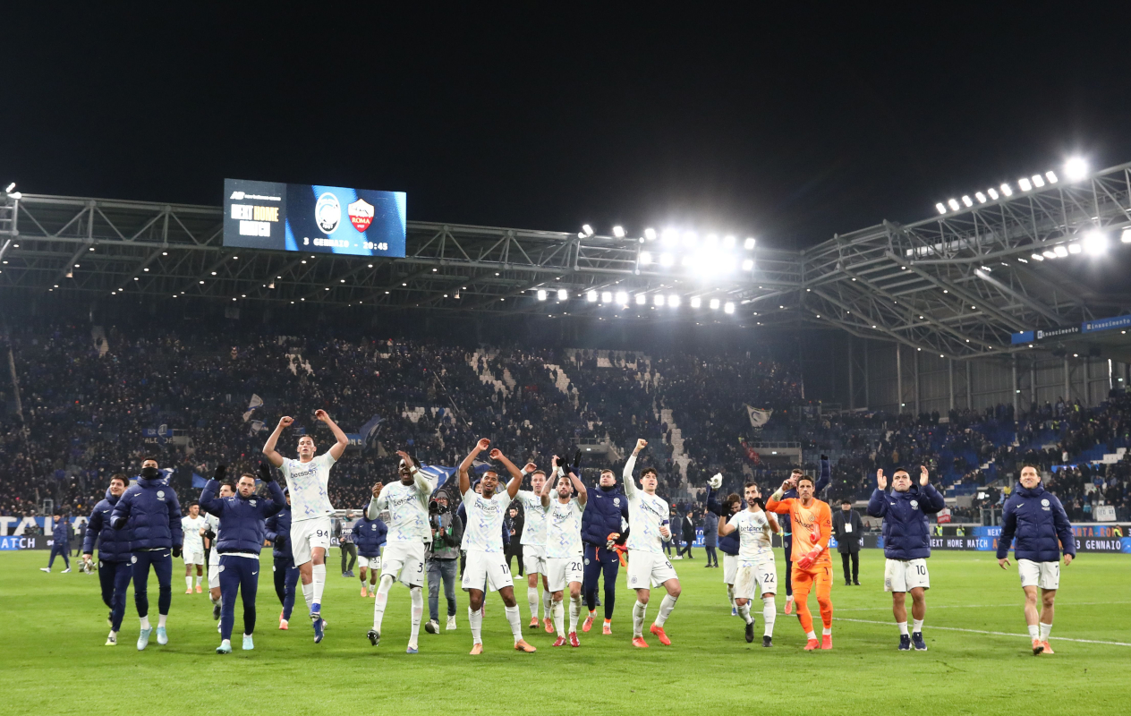 BERGAMO, ITALY - DECEMBER 28: The players of FC Internazionale celebrate the victory at the end of the Serie A match between Atalanta BC and FC Internazionale at New Balance Arena on December 28, 2025 in Bergamo, Italy. (Photo by Marco Luzzani/Getty Images)
