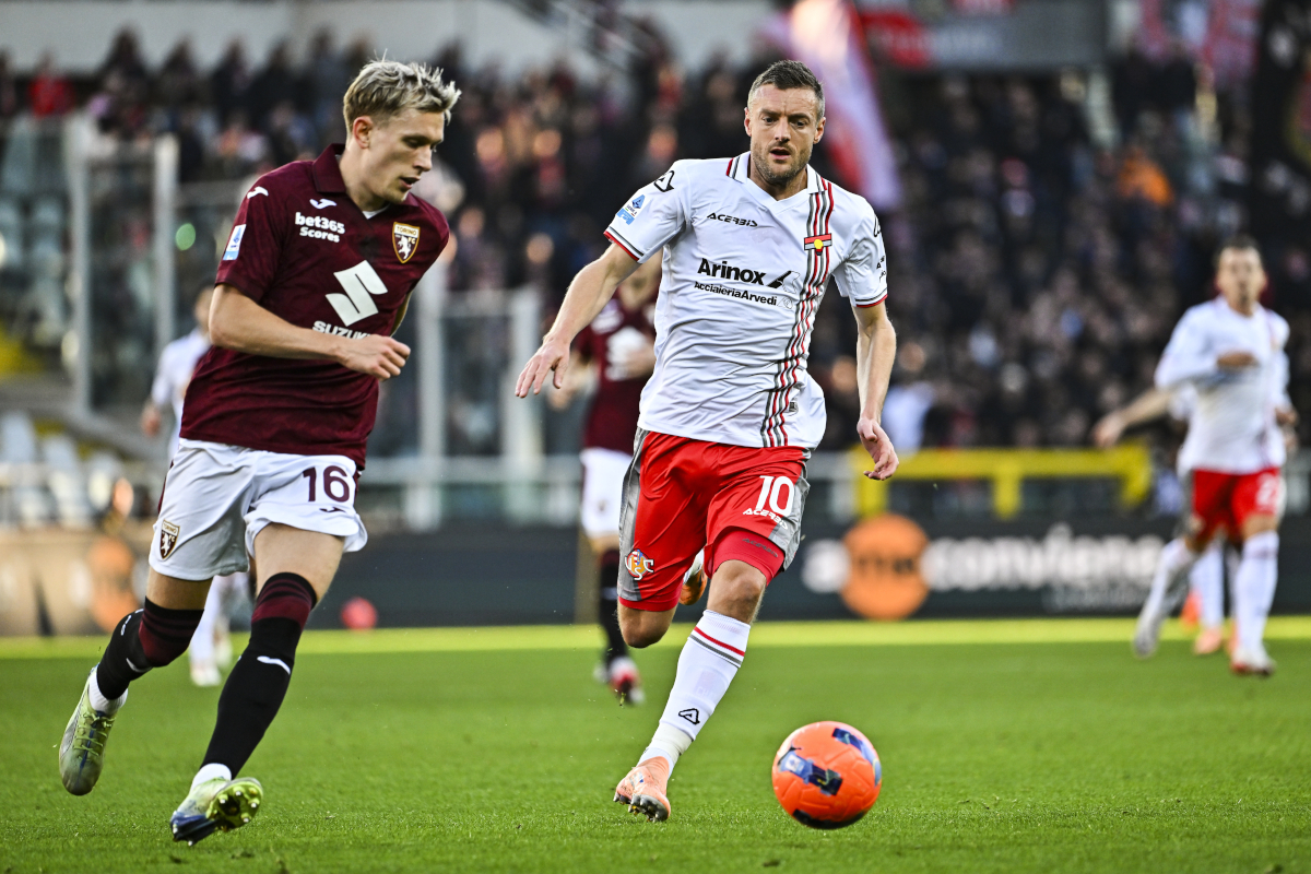 TURIM, ITÁLIA - 13 DE DEZEMBRO: Marcus Pedersen do Torino FC é desafiado por Jamie Vardy do US Cremonese durante a partida da Série A entre Torino FC e US Cremonese no Stadio Olimpico di Torino em 13 de dezembro de 2025 em Torino, Itália. (Foto de Diego Puletto/Getty Images)