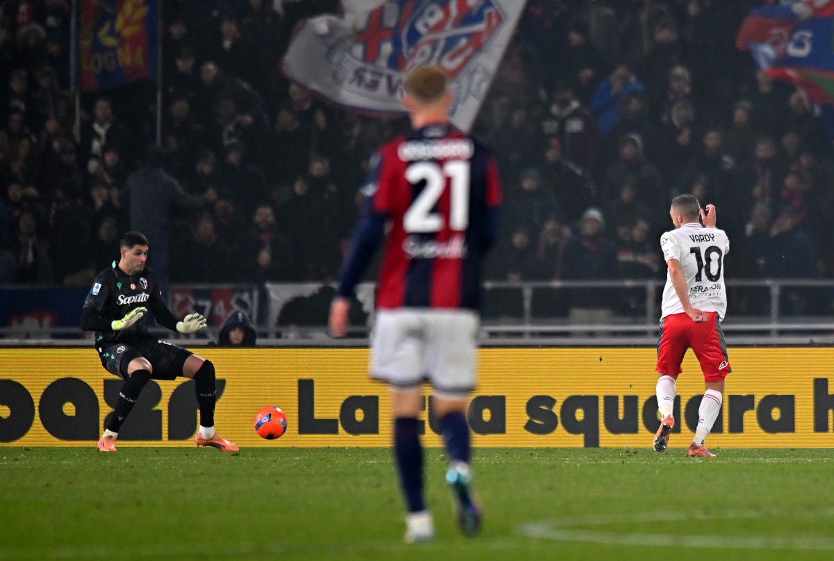 BOLOGNA, ITÁLIA - 01 DE DEZEMBRO: Jamie Vardy do Cremonese marca o segundo gol de seu time contra Federico Ravaglia do Bologna durante a partida da Série A entre Bologna FC 1909 e US Cremonese no Estádio Renato Dall'Ara em 01 de dezembro de 2025 em Bolonha, Itália. (Foto de Alessandro Sabattini/Getty Images)