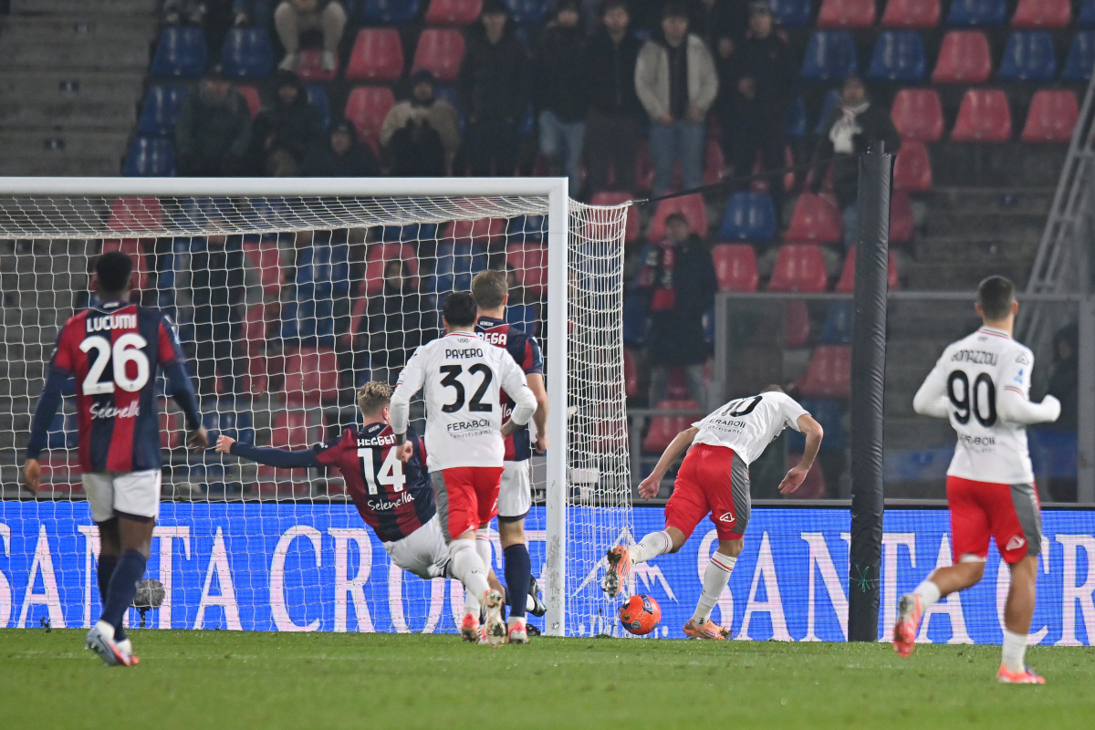 BOLOGNA, ITÁLIA - 01 DE DEZEMBRO: Jamie Vardy do Cremonese marca o terceiro gol de seu time durante a partida da Série A entre Bologna FC 1909 e US Cremonese no Estádio Renato Dall'Ara em 01 de dezembro de 2025 em Bolonha, Itália. (Foto de Alessandro Sabattini/Getty Images)