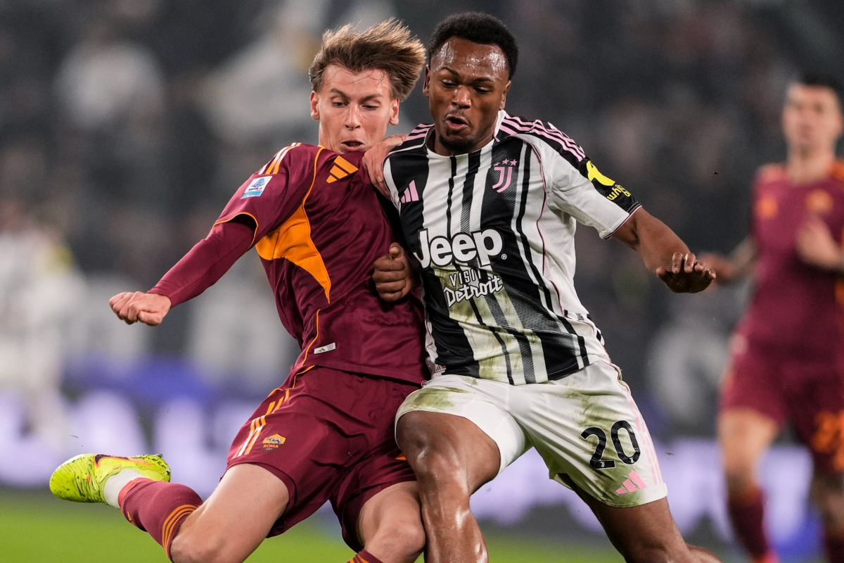 Roma defender Jan Ziolkowski challenges Juventus forward Lois Openda during their Serie A match (@seriea_en)