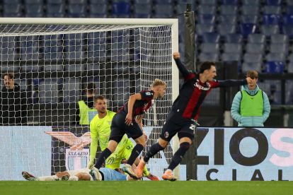 ROME, ITALY - DECEMBER 07: Ivan Provedel of Lazio looks on as Jens Odgaard of Bologna celebrates scoring his team's first goal during the Serie A match between SS Lazio and Bologna FC 1909 at Stadio Olimpico on December 07, 2025 in Rome, Italy. (Photo by Paolo Bruno/Getty Images)
