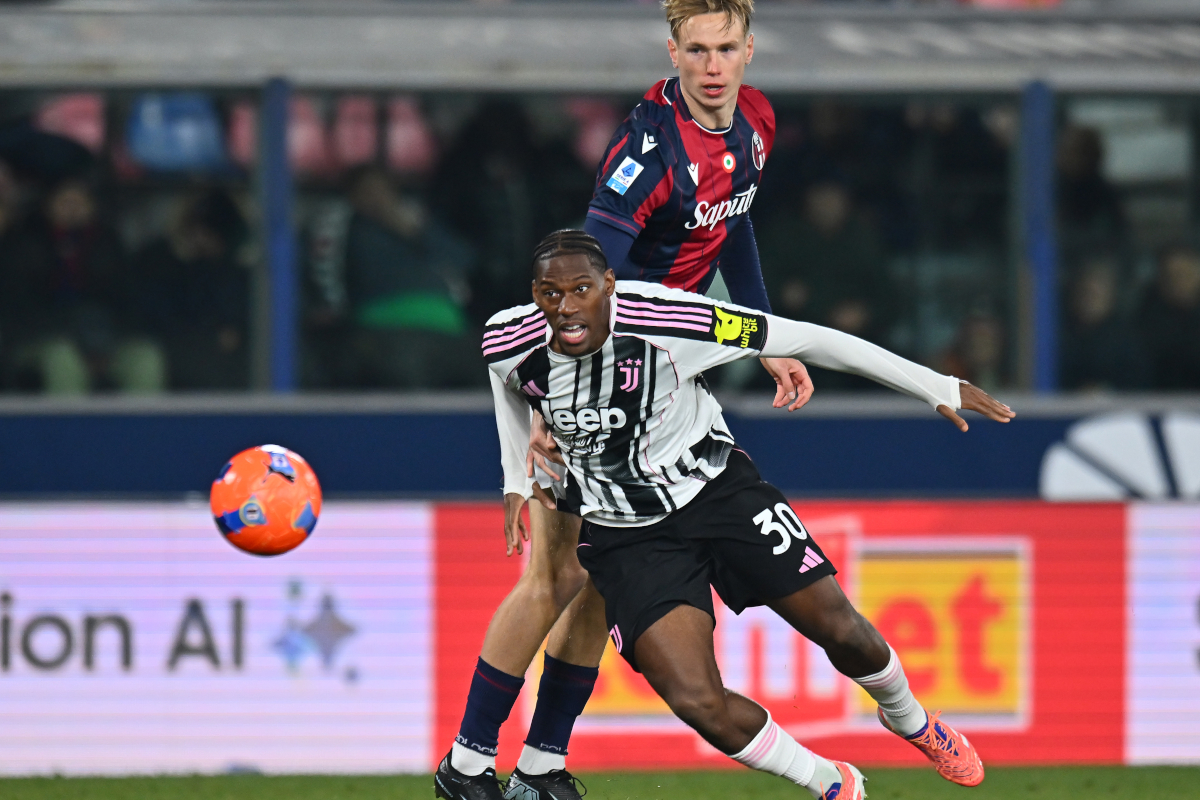 BOLOGNA, ITALY - DECEMBER 14: Jonathan David of Juventus is challenged by Torbjorn Heggem of Bologna during the Serie A match between Bologna FC 1909 and Juventus FC at Renato Dall'Ara Stadium on December 14, 2025 in Bologna, Italy. (Photo by Alessandro Sabattini/Getty Images)