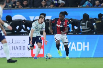 RIYADH, SAUDI ARABIA - DECEMBER 19: Nicolò Barella of FC Internazionale competes for the ball with Jonathan Rowe of Bologna FC during the Supercoppa Italiana semifinal match between Bologna FC 1909 and FC Internazionale at King Saud University Stadium on December 19, 2025 in Riyadh, Saudi Arabia. (Photo by Abdullah Ahmed/Getty Images)