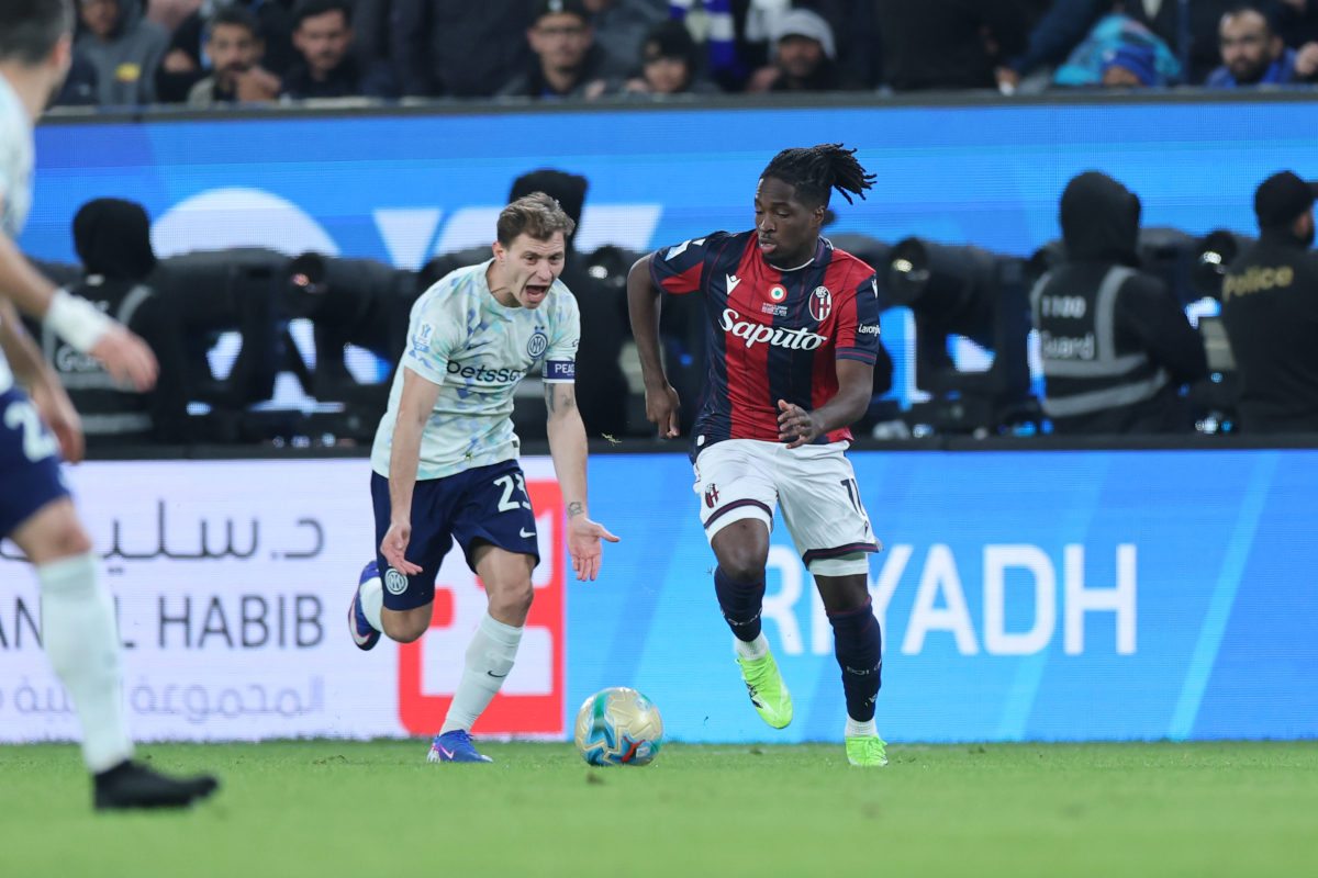 RIYADH, SAUDI ARABIA - DECEMBER 19: Nicolò Barella of FC Internazionale competes for the ball with Jonathan Rowe of Bologna FC during the Supercoppa Italiana semifinal match between Bologna FC 1909 and FC Internazionale at King Saud University Stadium on December 19, 2025 in Riyadh, Saudi Arabia. (Photo by Abdullah Ahmed/Getty Images)