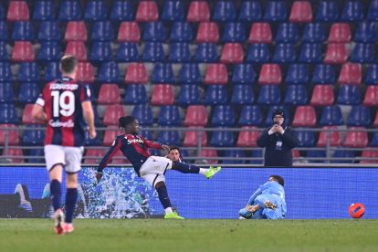 BOLOGNA, ITALY - DECEMBER 04: Jonathan Rowe of Bologna scores his team's first goal past Vicente Guaita of Parma Calcio 1913 during the Coppa Italia Round of 16 match between Bologna FC and Parma Calcio at Renato Dall'Ara Stadium on December 04, 2025 in Bologna, Italy. (Photo by Alessandro Sabattini/Getty Images)