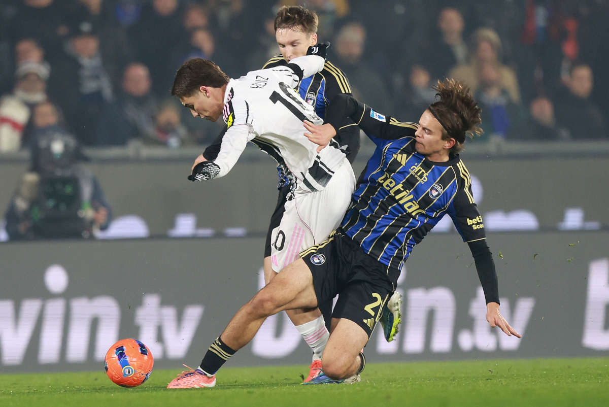 PISA, ITALY - DECEMBER 27: Kenan Yildiz of Juventus FC battles for the ball with Isak Vural of Pisa Sporting Club during the Serie A match between Pisa SC and Juventus FC at Arena Garibaldi on December 27, 2025 in Pisa, Italy. (Photo by Gabriele Maltinti/Getty Images)