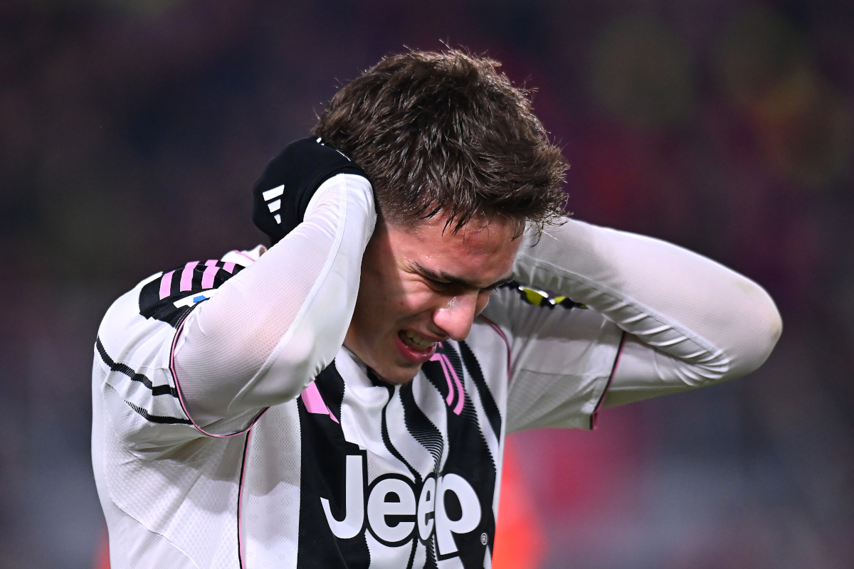 BOLOGNA, ITÁLIA - 14 DE DEZEMBRO DE 2025 O meio-campista Kenan Yildiz do Juventus FC reage durante a partida da Série A entre Bologna FC 1909 e Juventus FC no Estádio Renato Dall'Ara em 14 de dezembro de 2025 em Bolonha, Itália. (Foto de Alessandro Sabattini/Getty Images)