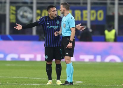 MILAN, ITALY - DECEMBER 09: Lautaro Martinez of FC Internazionale disputes with Referee Felix Zwayer during the UEFA Champions League 2025/26 League Phase MD6 match between FC Internazionale Milano and Liverpool FC at Stadio San Siro on December 09, 2025 in Milan, Italy. (Photo by Marco Luzzani/Getty Images)