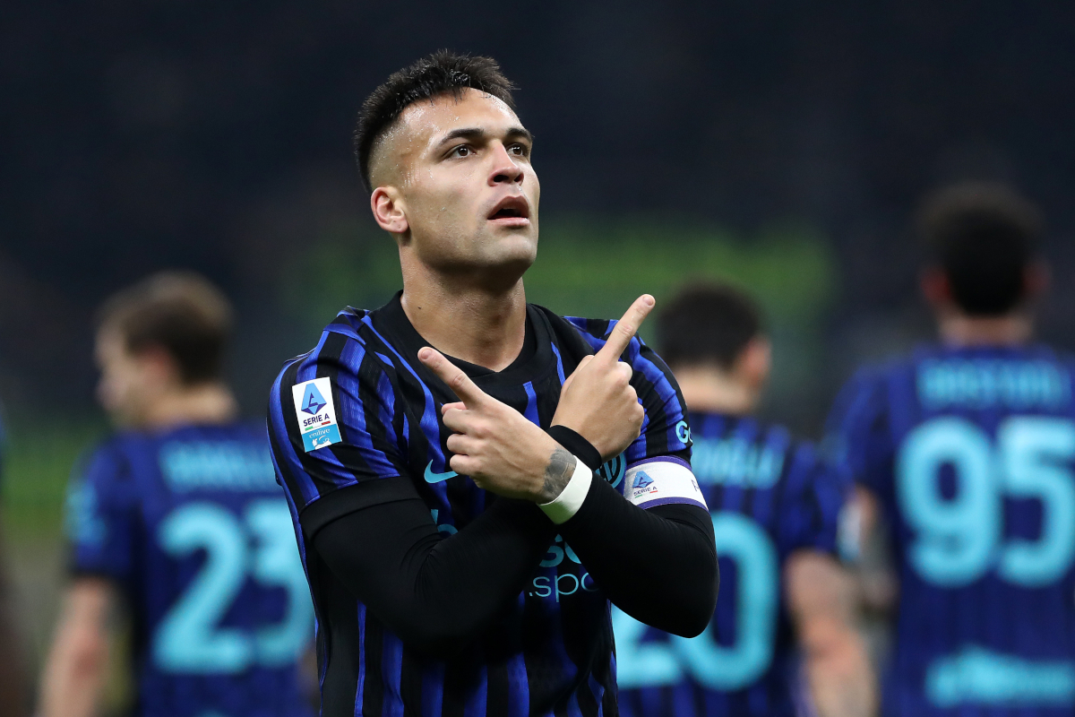 MILAN, ITALY - DECEMBER 06: Lautaro Martinez of FC Internazionale Milano celebrates scoring his team's first goal during the Serie A match between FC Internazionale and Como 1907 at Giuseppe Meazza Stadium on December 06, 2025 in Milan, Italy. (Photo by Marco Luzzani/Getty Images)