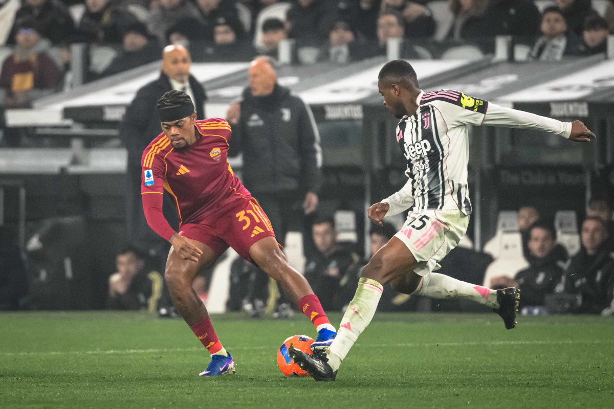 Leon Bailey of Roma takes on Juventus defender Pierre Kalulu in Turin (@officialasroma)