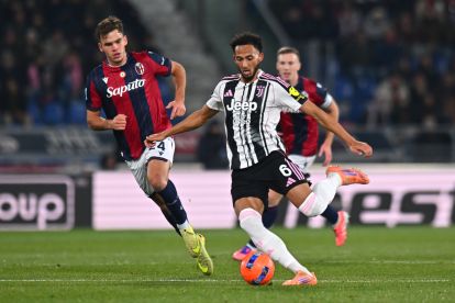 BOLOGNA, ITALY - DECEMBER 14: Lloyd Kelly of Juventus is challenged by Thijs Dallinga of Bologna during the Serie A match between Bologna FC 1909 and Juventus FC at Renato Dall'Ara Stadium on December 14, 2025 in Bologna, Italy. (Photo by Alessandro Sabattini/Getty Images)