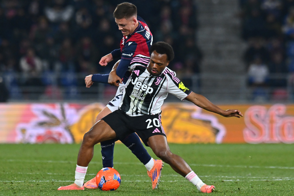BOLOGNA, ITALY - DECEMBER 14: Lois Openda of Juventus is challenged by Emil Holm of Bologna during the Serie A match between Bologna FC 1909 and Juventus FC at Renato Dall'Ara Stadium on December 14, 2025 in Bologna, Italy. (Photo by Alessandro Sabattini/Getty Images)