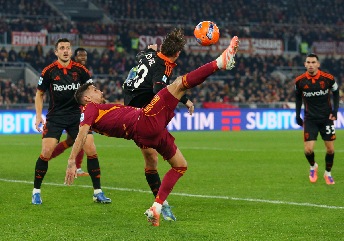 ROME, ITALY - DECEMBER 15: Lorenzo Pellegrini of AS Roma attempts an overhead kick whilst under pressure from Nico Paz of Como 1907 during the Serie A match between AS Roma and Como 1907 at Stadio Olimpico on December 15, 2025 in Rome, Italy. (Photo by Paolo Bruno/Getty Images)
