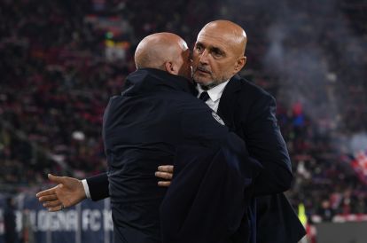BOLOGNA, ITALY - DECEMBER 14: Luciano Spalletti, Head Coach of Juventus, greets Vincenzo Italiano, Head Coach of Bologna, prior to the Serie A match between Bologna FC 1909 and Juventus FC at Renato Dall'Ara Stadium on December 14, 2025 in Bologna, Italy. (Photo by Alessandro Sabattini/Getty Images)