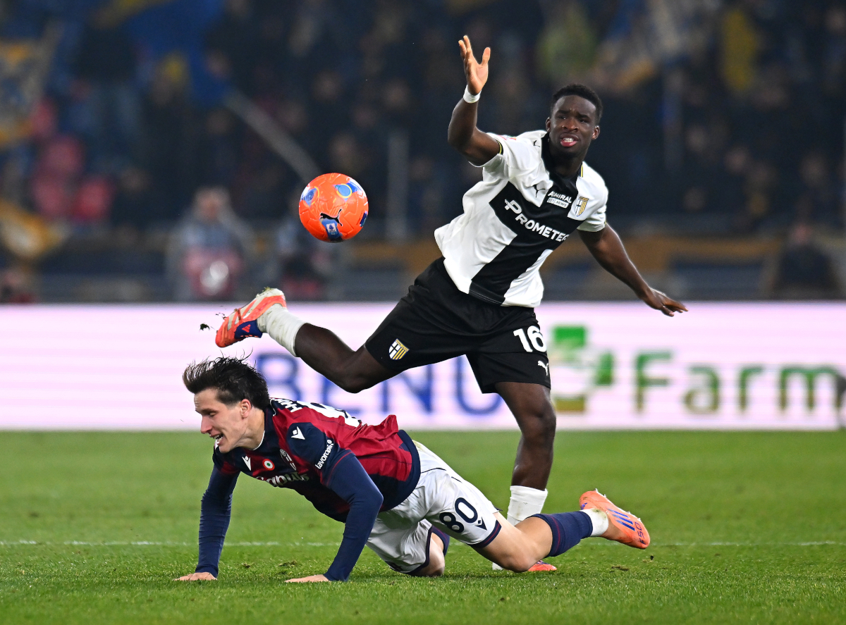 BOLOGNA, ITALY - DECEMBER 04: Giovanni Fabbian of Bologna is challenged by Mandela Keita of Parma Calcio 1913 during the Coppa Italia Round of 16 match between Bologna FC and Parma Calcio at Renato Dall'Ara Stadium on December 04, 2025 in Bologna, Italy. (Photo by Alessandro Sabattini/Getty Images)