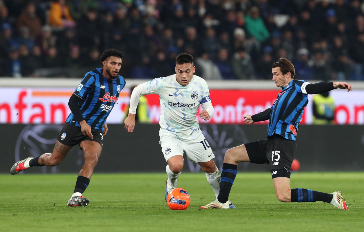 BERGAMO, ITALY - DECEMBER 28: Lautaro Martinez of FC Internazionale is challenged by Marten De Roon and Ederson of Atalanta BC during the Serie A match between Atalanta BC and FC Internazionale at New Balance Arena on December 28, 2025 in Bergamo, Italy. (Photo by Marco Luzzani/Getty Images)