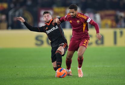 ROME, ITALY - DECEMBER 15: Devyne Rensch of AS Roma is challenged by Martin Baturina of Como 1907 during the Serie A match between AS Roma and Como 1907 at Stadio Olimpico on December 15, 2025 in Rome, Italy. (Photo by Paolo Bruno/Getty Images)