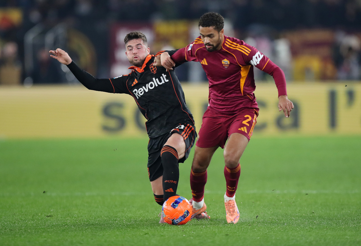 ROME, ITALY - DECEMBER 15: Devyne Rensch of AS Roma is challenged by Martin Baturina of Como 1907 during the Serie A match between AS Roma and Como 1907 at Stadio Olimpico on December 15, 2025 in Rome, Italy. (Photo by Paolo Bruno/Getty Images)