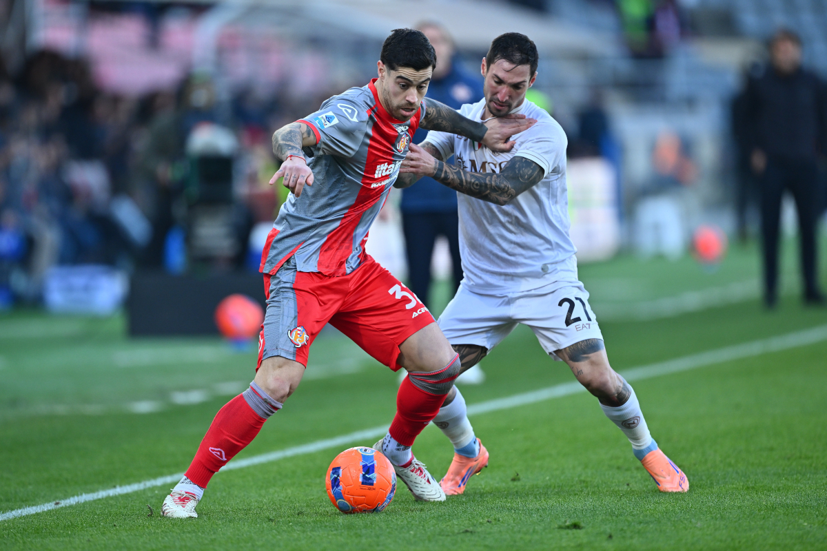 CREMONA, ITALY - DECEMBER 28: Martin Payero of US Cremonese and Matteo Politano of SSC Napoli fight for the ball during the Serie A match between US Cremonese and SSC Napoli at Stadio Giovanni Zini on December 28, 2025 in Cremona, Italy. (Photo by Marco M. Mantovani/Getty Images)