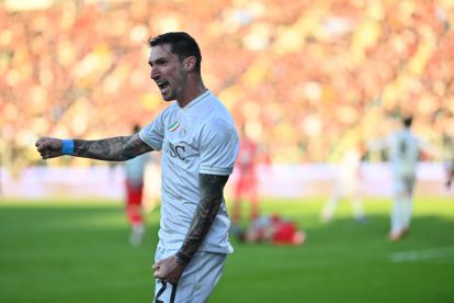 CREMONA, ITALY - DECEMBER 28: Matteo Politano celebrates after the 0-2 goal during the Serie A match between US Cremonese and SSC Napoli at Stadio Giovanni Zini on December 28, 2025 in Cremona, Italy. (Photo by Marco M. Mantovani/Getty Images)