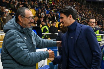 PARMA, ITALY - DECEMBER 13: Maurizio Sarri, Head Coach of Lazio (L), and Carlos Cuesta, Head Coach of Parma Calcio 1913 (R), shake hands prior to the Serie A match between Parma Calcio 1913 and SS Lazio at Stadio Ennio Tardini on December 13, 2025 in Parma, Italy. (Photo by Alessandro Sabattini/Getty Images)