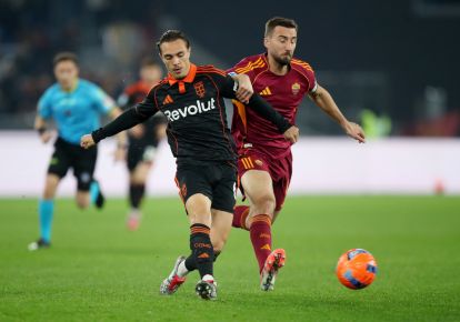 ROME, ITALY - DECEMBER 15: Maxence Caqueret of Como 1907 is put under pressure by Bryan Cristante of AS Roma during the Serie A match between AS Roma and Como 1907 at Stadio Olimpico on December 15, 2025 in Rome, Italy. (Photo by Paolo Bruno/Getty Images)
