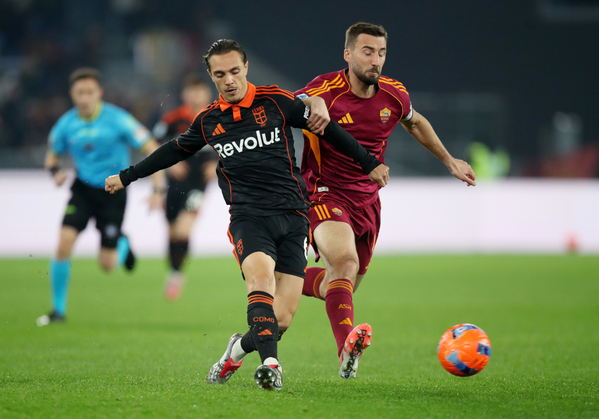 ROMA, ITÁLIA - 15 DE DEZEMBRO: Maxence Caqueret de Como 1907 é pressionado por Brian Christand da AS Roma durante a partida da Série A entre AS Roma e Como 1907 no Stadio Olimpico em 15 de dezembro de 2025 em Roma, Itália. (Foto de Paolo Bruno/Getty Images)