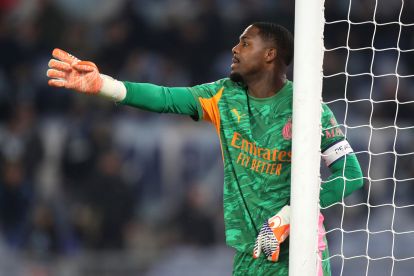 ROME, ITALY - DECEMBER 04: Mike Maignan of AC Milan gives the team instructions during the Coppa Italia Round of 16 match between SS Lazio and AC Milan at Olimpico Stadium on December 04, 2025 in Rome, Italy. (Photo by Paolo Bruno/Getty Images)