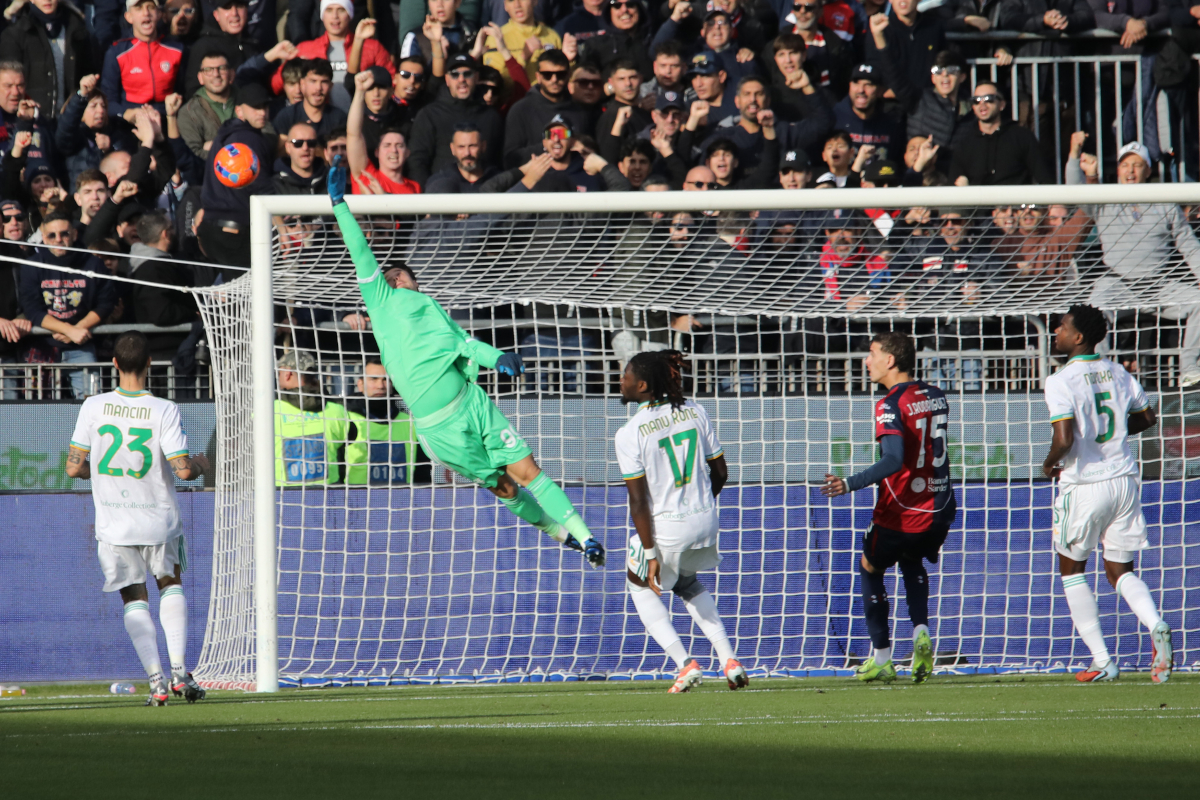 CAGLIARI, ITALY - DECEMBER 07: Mile Svilar of Roma in action during the Serie A match between Cagliari Calcio and AS Roma at Stadio Sant'Elia on December 07, 2025 in Cagliari, Italy. (Photo by Enrico Locci/Getty Images)