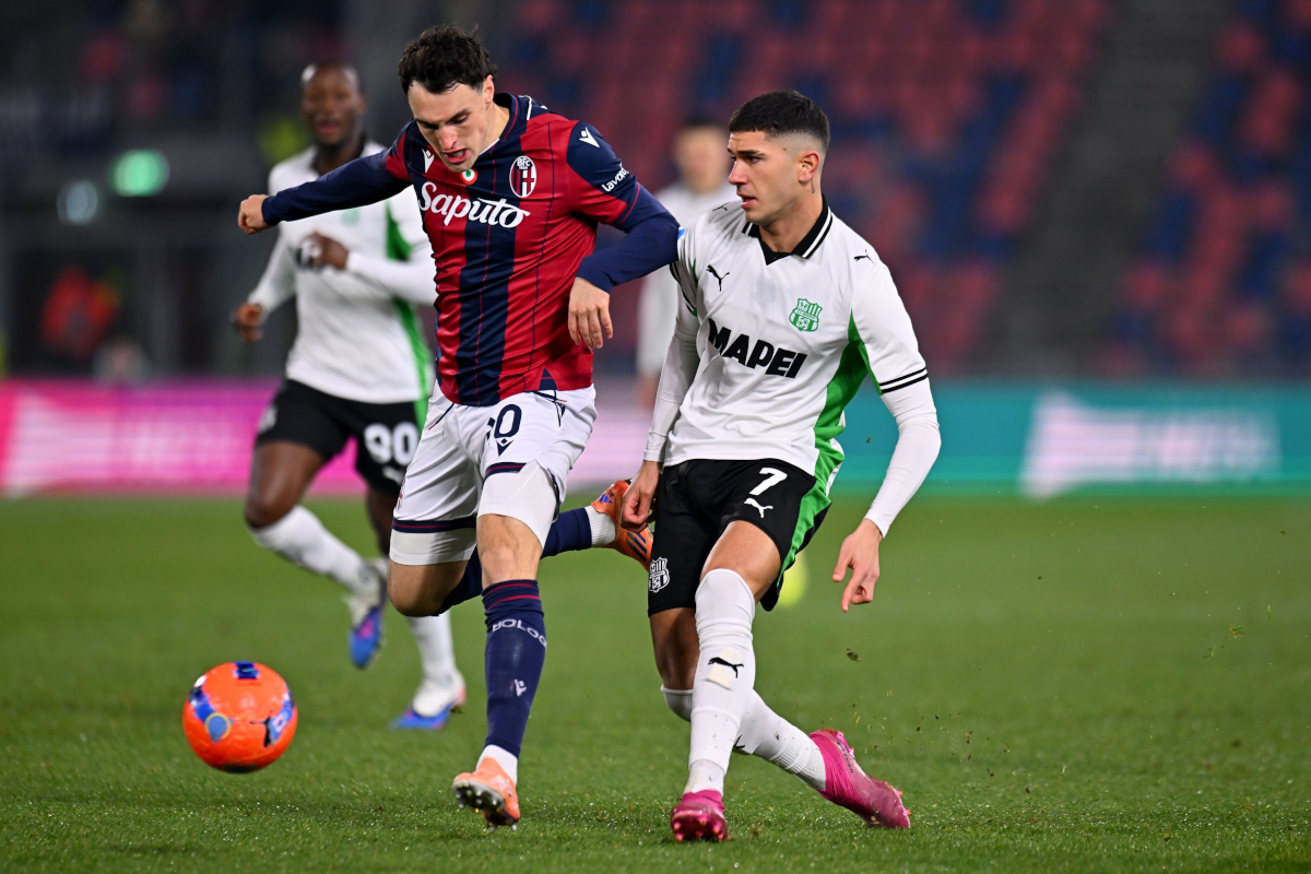 BOLOGNA, ITALY - DECEMBER 28: Nadir Zortea of Bologna FC competes for the ball with Cristian Volpato of US Sassuolo during the Serie A match between Bologna FC 1909 and US Sassuolo Calcio at Renato Dall'Ara Stadium on December 28, 2025 in Bologna, Italy. (Photo by Alessandro Sabattini/Getty Images)