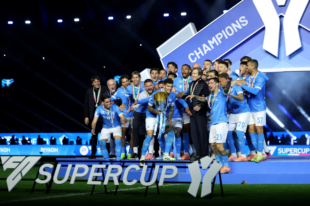 RIYADH, SAUDI ARABIA - DECEMBER 22: Giovanni Di Lorenzo of SSC Napoli lifts the Supercoppa Italiana trophy after the team's victory in the Supercoppa Italiana Final between SSC Napoli and Bologna FC 1909 at King Saud University Stadium on December 22, 2025 in Riyadh, Saudi Arabia. (Photo by Abdullah Ahmed/Getty Images)
