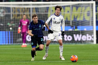 MILAN, ITALY - DECEMBER 06: Nicolo Barella of FC Internazionale Milano battles for possession with Maximo Perrone of Como 1907 during the Serie A match between FC Internazionale and Como 1907 at Giuseppe Meazza Stadium on December 06, 2025 in Milan, Italy. (Photo by Marco Luzzani/Getty Images)