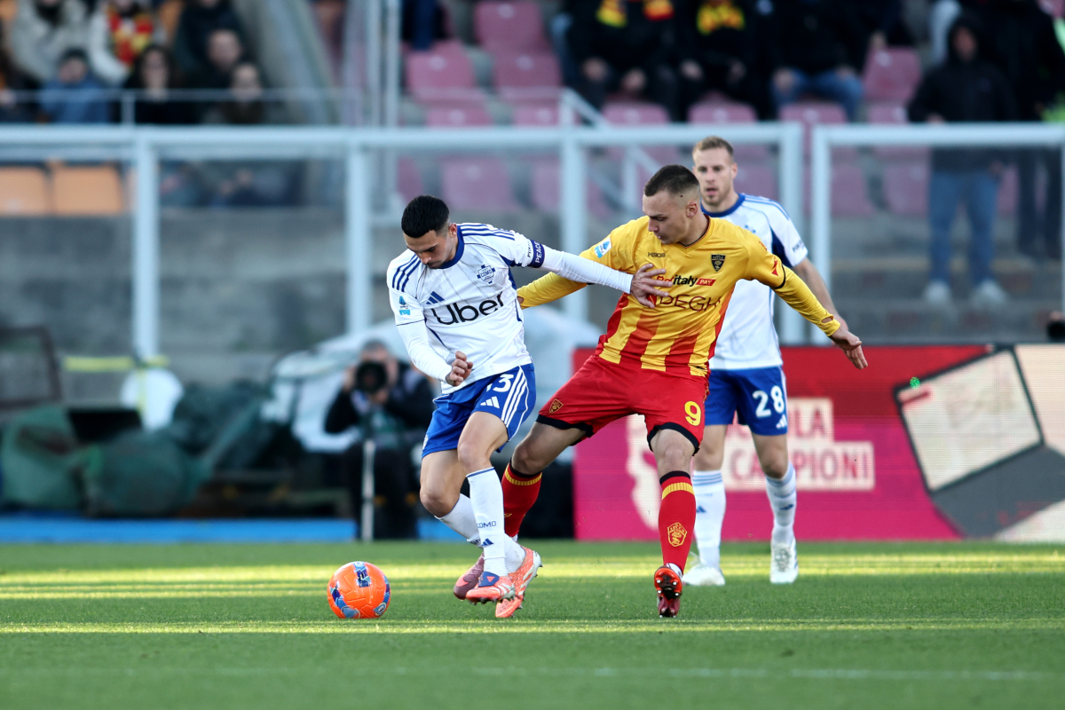 LECCE, ITALY - DECEMBER 27: Nikola Stulic of US Lecce competes for the ball with Lucas Da Cunha of Como 1907 during the Serie A match between US Lecce and Como 1907 at Stadio Via del Mare on December 27, 2025 in Lecce, Italy. (Photo by Maurizio Lagana/Getty Images)