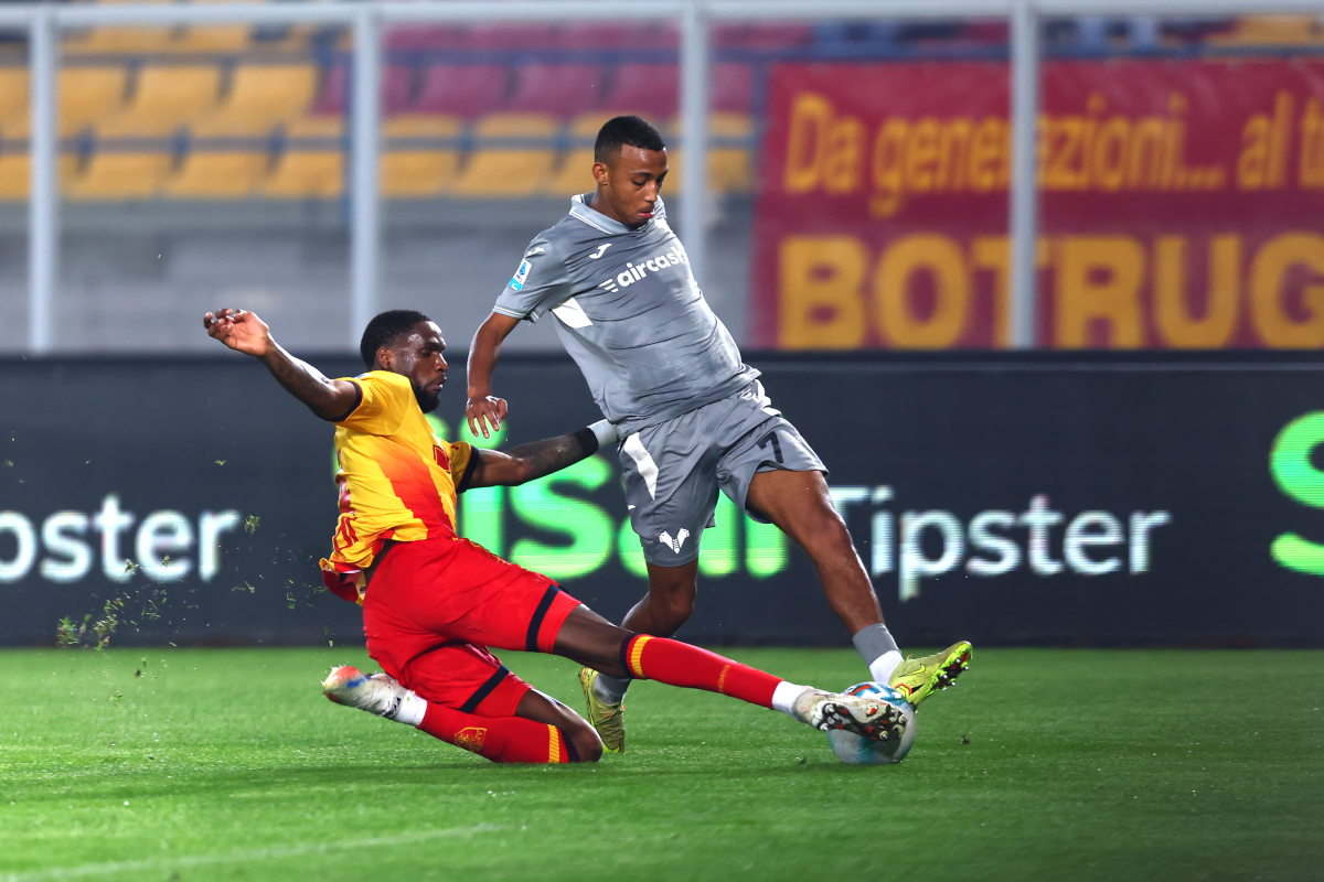 LECCE, ITALY - NOVEMBER 08: Kialonda Gaspar of US Lecce competes for the ball with Rafik Belghali of Helles Verona FC during the Serie A match between US Lecce and Hellas Verona FC at Stadio Via del Mare on November 08, 2025 in Lecce, Italy. (Photo by Maurizio Lagana/Getty Images)