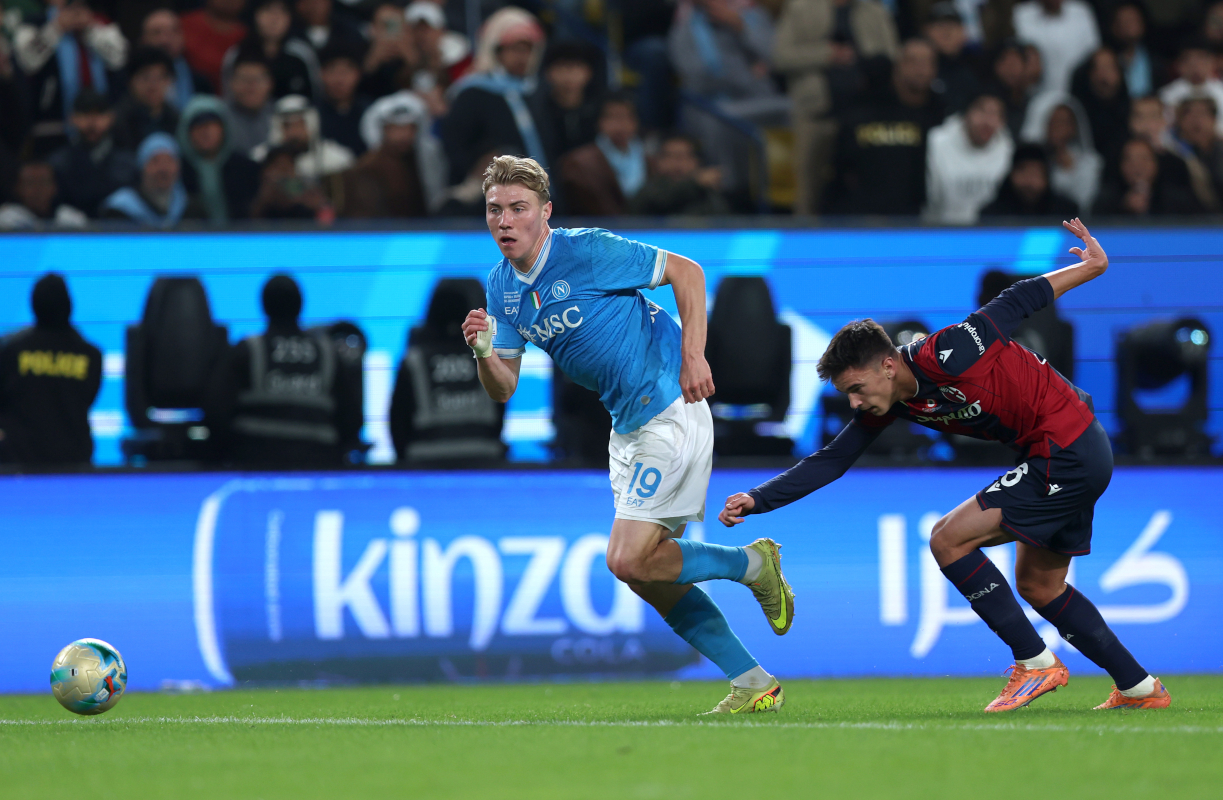 RIYADH, SAUDI ARABIA - DECEMBER 22: Rasmus Hojlund of SSC Napoli breaks away from Nikola Moro of Bologna during the Supercoppa Italiana Final between SSC Napoli and Bologna FC 1909 at King Saud University Stadium on December 22, 2025 in Riyadh, Saudi Arabia. (Photo by Yasser Bakhsh/Getty Images)