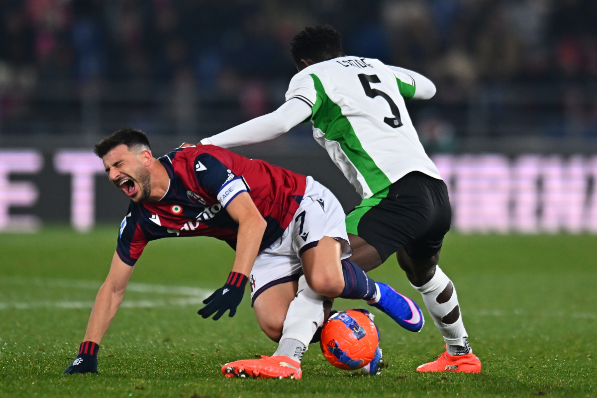 BOLOGNA, ITALY - DECEMBER 28: Fali Candé of US Sassuolo competes for the ball with Riccardo Orsolini of Bologna FC during the Serie A match between Bologna FC 1909 and US Sassuolo Calcio at Renato Dall'Ara Stadium on December 28, 2025 in Bologna, Italy. (Photo by Alessandro Sabattini/Getty Images)