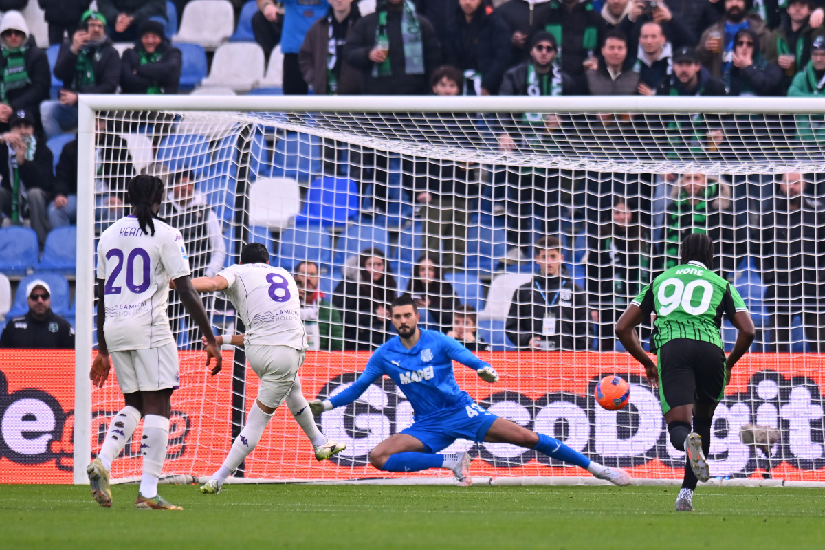 SASSUOLO, ITALY - DECEMBER 06: Rolando Mandragora of ACF Fiorentina scores his team's first goal from the penalty spot during the Serie A match between US Sassuolo Calcio and ACF Fiorentina at Mapei Stadium Citta del Tricolore on December 06, 2025 in Sassuolo, Italy. (Photo by Alessandro Sabattini/Getty Images)